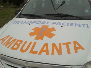 Un copil a ajuns la spital după ce i-a căzut o canapea în cap